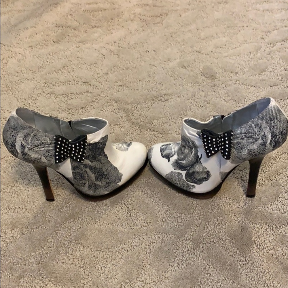 Report Signature heels